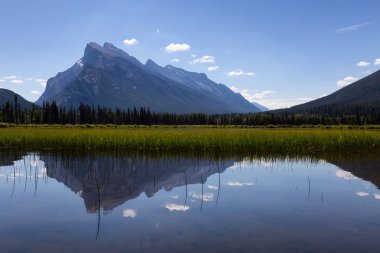 Vermilion göller bir canlı güneşli yaz gün boyunca. Banff, Alberta, Kanada içinde alınan.