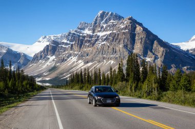 Banff, İngiltere - 19 Haziran 2018: Icefields Parkway de yol güneşli yaz gün boyunca araba araba.