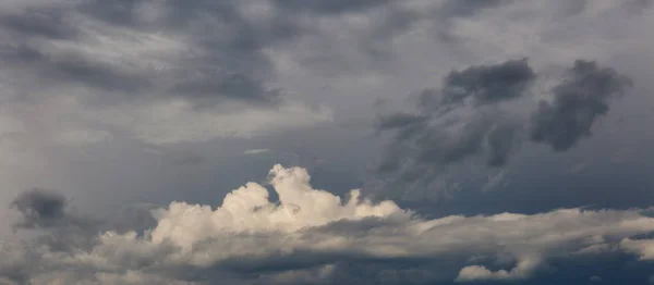 加拿大不列颠哥伦比亚省的 Cloudscape 在暴风雨的日子里全景 — 图库照片