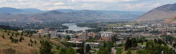 Panoramiczny Widok Lotu Ptaka Kamloops Miasta Podczas Dni Pochmurne Lato — Zdjęcie stockowe