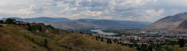 Panoramisch Luchtfoto Van Kamloops Stad Tijdens Een Bewolkt Zomerdag Gelegen — Stockfoto