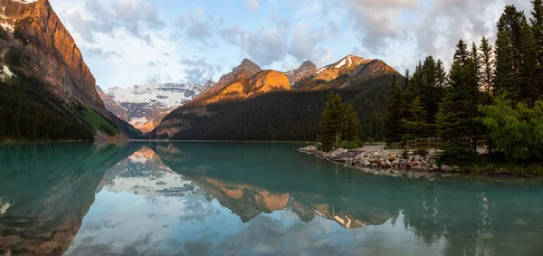 Mirador Lago Glaciar Rodeado Montañas Rocosas Canadienses Durante Vibrante Amanecer — Foto de Stock