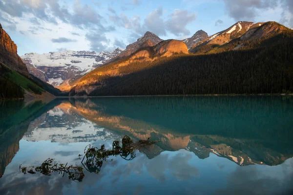 Punto Panoramico Lago Ghiacciato Circondato Dalle Montagne Rocciose Canadesi Durante — Foto Stock