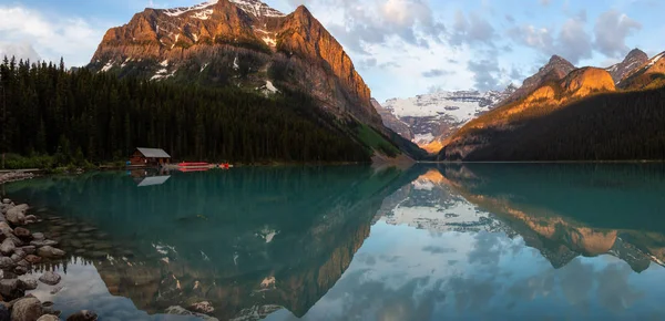 Mirador Lago Glaciar Rodeado Montañas Rocosas Canadienses Durante Vibrante Amanecer — Foto de Stock