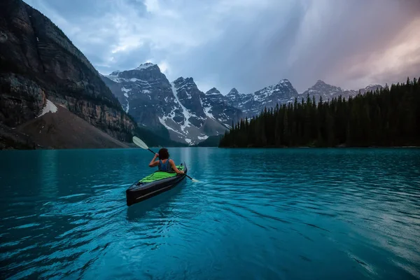 Abenteuerlustige Kajakfahrerin Moränensee Während Eines Eindrucksvollen Bewölkten Sonnenuntergangs Aufgenommen Banff — Stockfoto