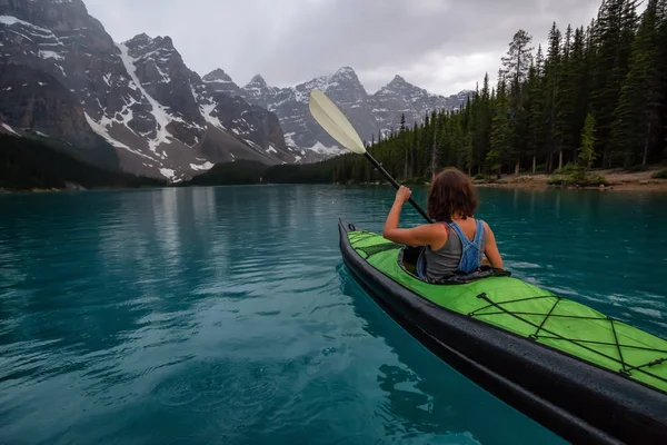 Avontuurlijke Vrouw Kajakken Moraine Lake Tijdens Een Opvallende Bewolkt Zonsondergang — Stockfoto