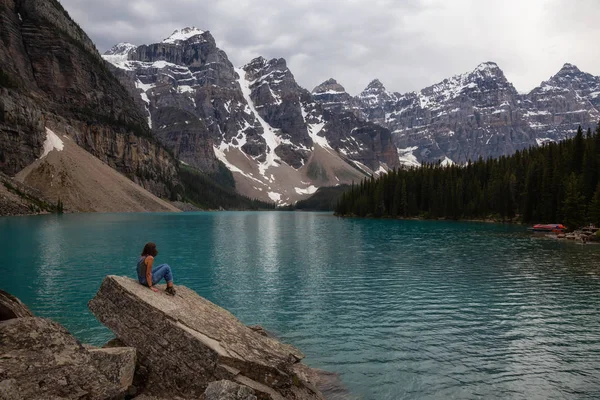 Mulher Aventureira Está Desfrutando Bela Vista Das Montanhas Rochosas Canadenses — Fotografia de Stock