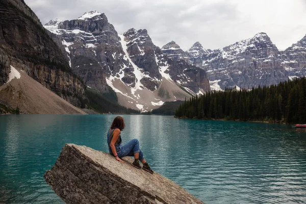 Adventurous Woman Enjoying Beautiful Canadian Rockies View Taken Moraine Lake — Stock Photo, Image