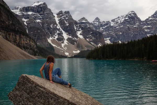 Adventurous Woman Enjoying Beautiful Canadian Rockies View Taken Moraine Lake — Stock Photo, Image