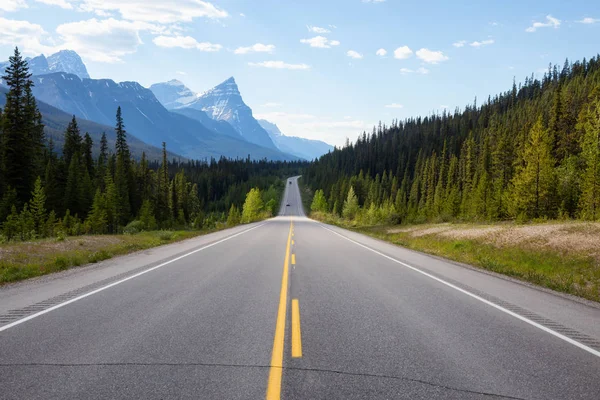 Ruta Panorámica Las Rocosas Canadienses Durante Vibrante Día Soleado Verano —  Fotos de Stock