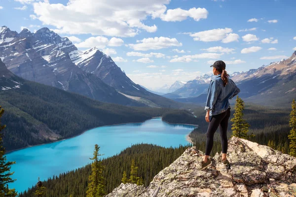 Young Girl Enjoying Beautiful Canadian Rockies Landscape View Vibrant Sunny — Stock Photo, Image