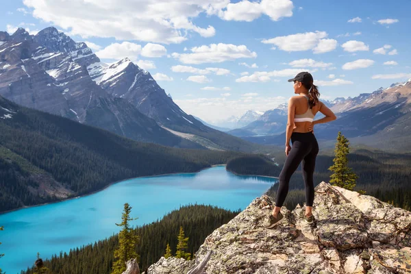 年轻的女孩享受美丽的加拿大落基山脉景观 在一个充满活力的阳光明媚的夏日 在加拿大艾伯塔省班夫国家公园 Peyto 湖拍摄 — 图库照片