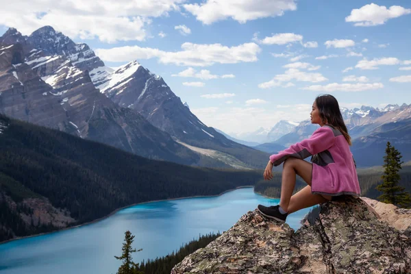 Chica Joven Disfrutando Hermosa Vista Del Paisaje Las Montañas Rocosas — Foto de Stock