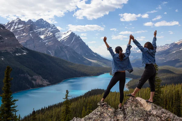 Couple Female Friends Enjoying Beautiful Canadian Rockies Landscape View Vibrant — Stock Photo, Image