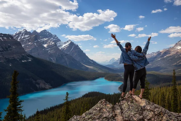 Pár Kamarádek Těší Krásné Kanadské Rockies Krajiny Zobrazení Během Živé — Stock fotografie