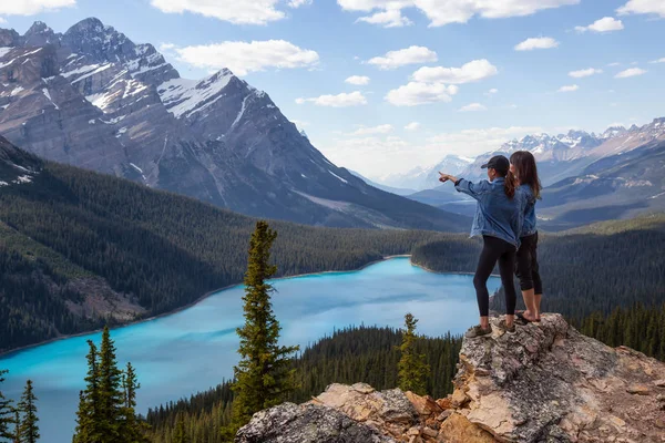 在一个充满阳光的夏日里 一对女性朋友正在享受美丽的加拿大落基山脉景观 在加拿大艾伯塔省班夫国家公园 Peyto 湖拍摄 — 图库照片