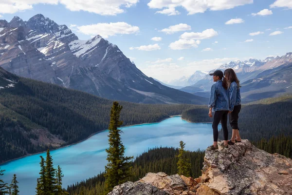 Pár Kamarádek Těší Krásné Kanadské Rockies Krajiny Zobrazení Během Živé — Stock fotografie