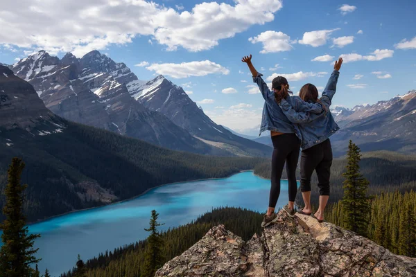Couple Female Friends Enjoying Beautiful Canadian Rockies Landscape View Vibrant — Stock Photo, Image