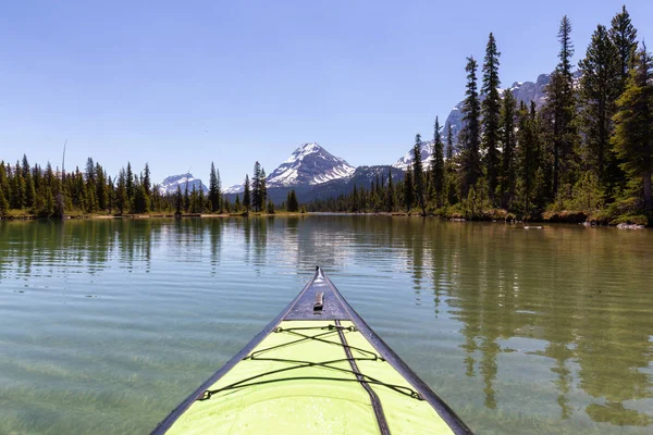 Kayak Lago Glaciar Durante Vibrante Día Soleado Verano Tomado Bow — Foto de Stock