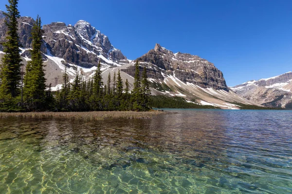 Ледниковое Озеро Время Яркого Солнечного Летнего Дня Taken Bow Lake — стоковое фото