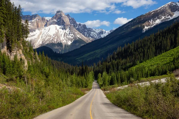 Γραφική Οδό Στον Καναδικό Βραχώδη Όρη Κατά Διάρκεια Ένα Ζωντανό — Φωτογραφία Αρχείου