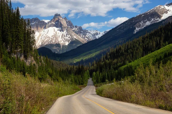 Estrada Panorâmica Nas Montanhas Rochosas Canadenses Durante Vibrante Dia Verão — Fotografia de Stock
