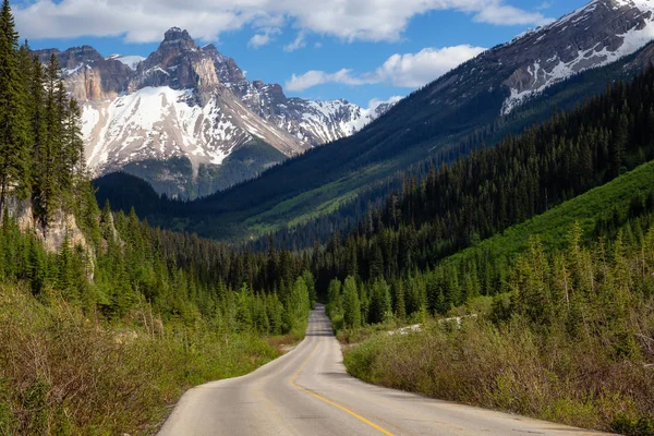 Estrada Panorâmica Nas Montanhas Rochosas Canadenses Durante Vibrante Dia Verão — Fotografia de Stock