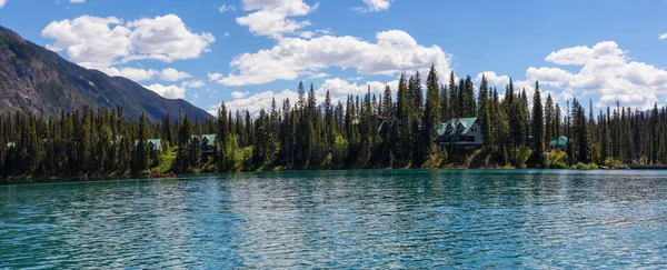 Hutten Emerald Lake Tijdens Een Levendige Zonnige Zomerdag Gelegen British — Stockfoto
