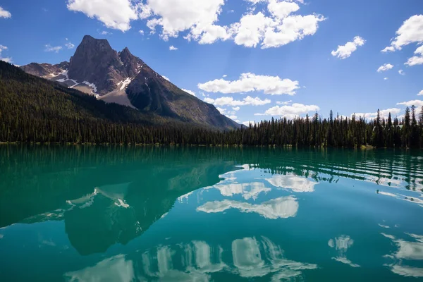 Emerald Lake Aikana Vilkas Aurinkoinen Kesäpäivä Kaupungissa British Columbia Kanada — kuvapankkivalokuva