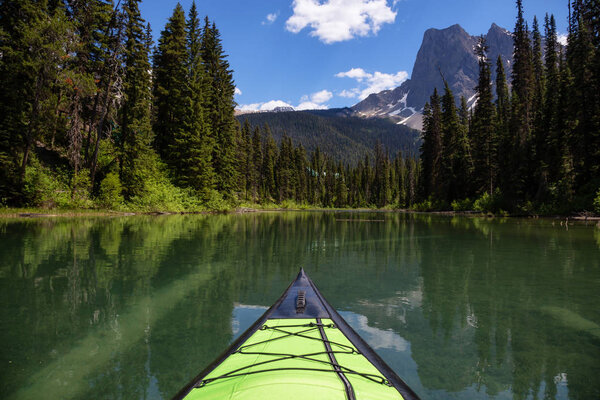 Каякинг в Изумрудном озере во время яркого солнечного летнего дня. Расположенный в Британской Колумбии, Канада
.