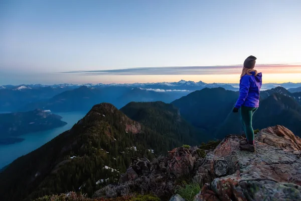 Mulher Aventurosa Topo Penhasco Montanha Está Desfrutando Belo Nascer Sol — Fotografia de Stock