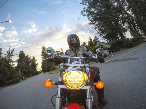 Mężczyzna Jazdy Motocyklem Podczas Wibrujący Zachód Słońca Podjęte Surrey Greater — Zdjęcie stockowe