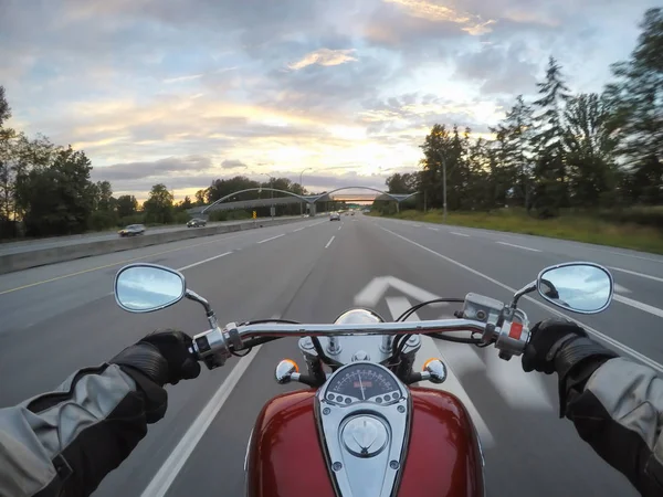Montar Una Motocicleta Durante Una Puesta Sol Vibrante Tomado Surrey —  Fotos de Stock