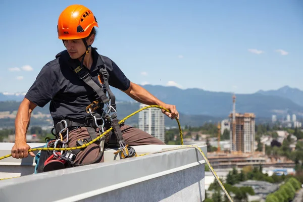 Burnaby, Vancouver, British Columbia, Kanada - 05 Temmuz 2018: Yüksek doğmak ip access penceresi temiz sıcak güneşli yaz gündüzleri çalışıyor.