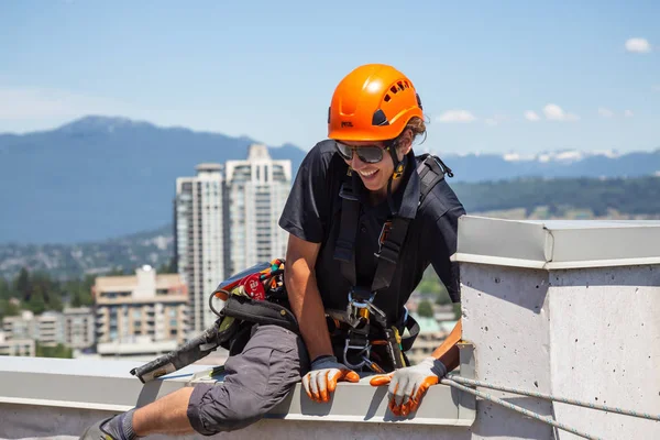 Burnaby, Vancouver, British Columbia, Kanada - 05 Temmuz 2018: Yüksek doğmak ip access penceresi temiz sıcak güneşli yaz gündüzleri çalışıyor.