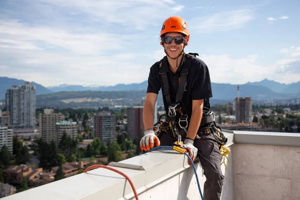 Burnaby, Vancouver, British Columbia, Kanada - 05 Temmuz 2018: Yüksek doğmak ip access penceresi temiz sıcak güneşli yaz gündüzleri çalışıyor.