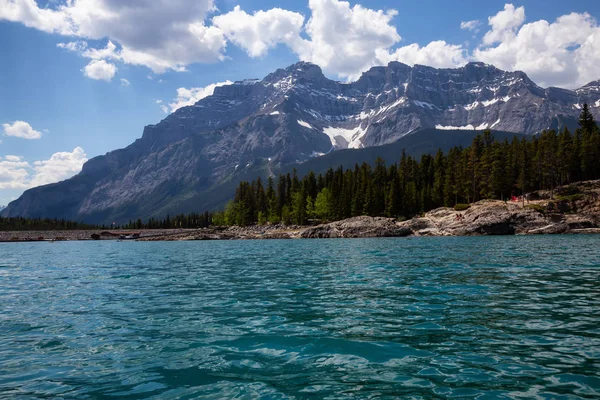 Minnewanka 活気のある晴れた夏の日の中に バンフ アルバータ州 カナダでの撮影 — ストック写真