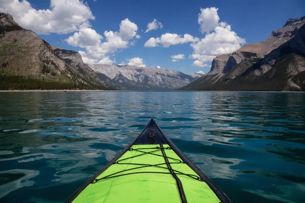 Kayak Lago Minnewanka Durante Vibrante Día Soleado Verano Tomado Banff —  Fotos de Stock