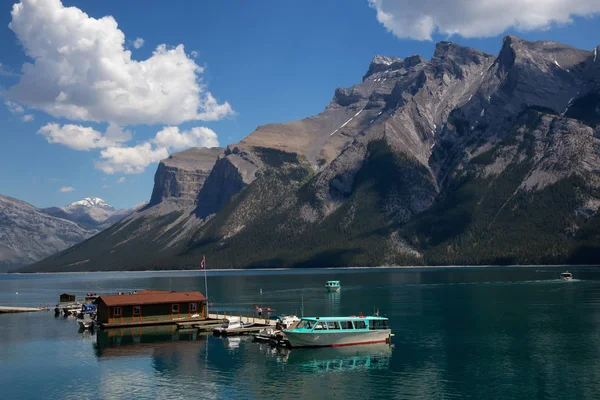 Barcos Muelle Con Hermoso Paisaje Montaña Canadiense Fondo Tomado Lake — Foto de Stock
