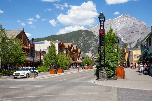 Banff Alberta Canadá Junho 2018 Centro Uma Cidade Turística Durante — Fotografia de Stock