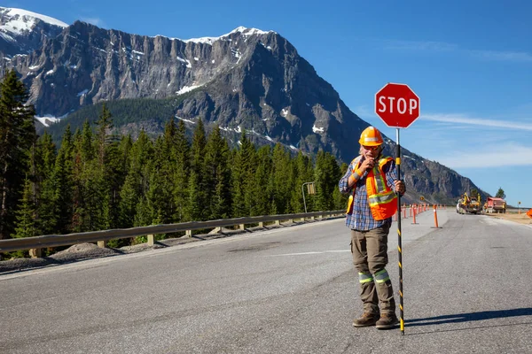 Banff National Park Alberta Kanada 2018 Június Traffic Control Flagger — Stock Fotó