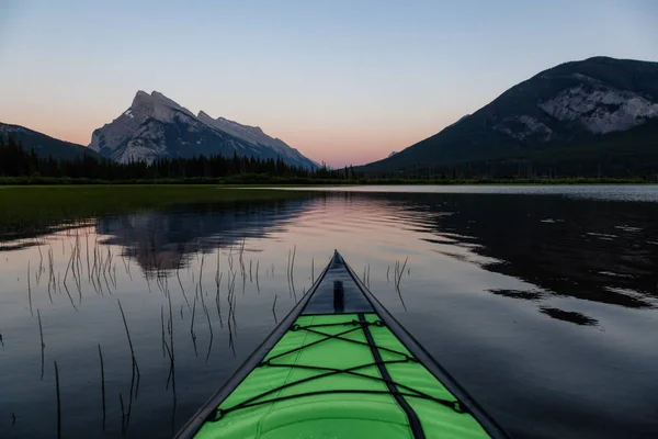 Καγιάκ Μια Όμορφη Λίμνη Που Περιβάλλεται Από Την Καναδική Ορεινό — Φωτογραφία Αρχείου