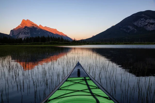 Καγιάκ Μια Όμορφη Λίμνη Που Περιβάλλεται Από Την Καναδική Ορεινό — Φωτογραφία Αρχείου