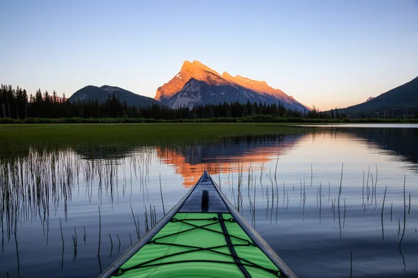 Kajakfahren Einem Wunderschönen See Der Von Der Kanadischen Berglandschaft Umgeben — Stockfoto