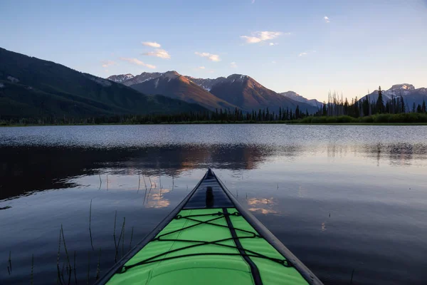 カナダの山の風景に囲まれた美しい湖でカヤック バーミリオン湖 バンフ アルバータ州 カナダでの撮影 — ストック写真