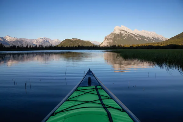 Kayak Hermoso Lago Rodeado Por Paisaje Montaña Canadiense Tomado Lagos — Foto de Stock