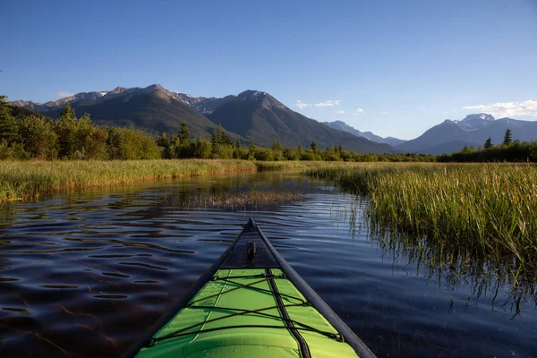 Каякинг Красивом Озере Окружении Канадского Горного Пейзажа Снято Vermilion Lakes — стоковое фото