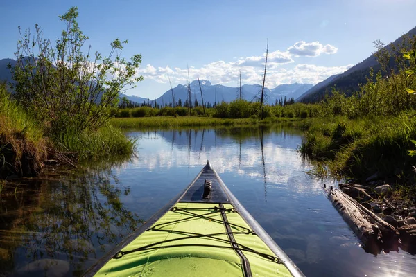 カナダの自然の風景に囲まれた美しい湖でカヤック バーミリオン湖 バンフ アルバータ州 カナダでの撮影 — ストック写真