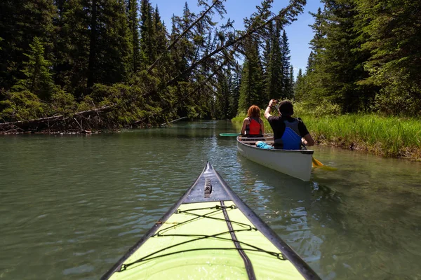 カップル冒険的な友人は カナダの自然に囲まれた川でカヌーが バーミリオン湖 バンフ アルバータ州 カナダでの撮影 — ストック写真