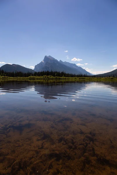 Vermilion Lakes Durante Vibrante Día Soleado Verano Tomado Banff Alberta — Foto de Stock